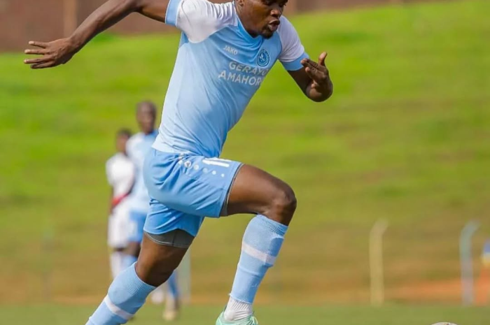 Hakizimana Muhadjiri yerekeje i Nairobi ahonda agatoki ku kandi nyuma yo kubababzwa n’abamwita umusaza