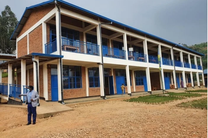 Abari abayobozi b’ibigo by’amashuri 890 bahagaritswe ku buyobozi