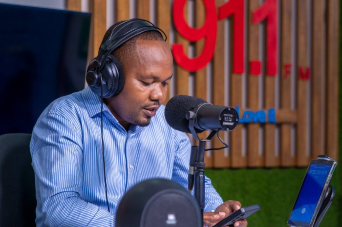 Umunyamakuru wamenyekanye nka Muzehe Gakuru yatawe muri yombi