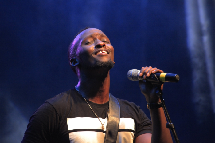 Meddy yemereye abakunzi be ko umwenda abafitiye azawishyura mu mwaka tugiye kwinjiramo ndetse akarenzaho n’inyungu