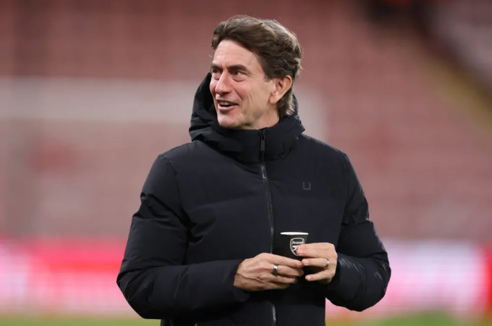 Umutoza wa Tottenham akomeje guteza induru nyuma yo kugaragara anywera ikawa mu itasi iriho ikirango cya Arsenal