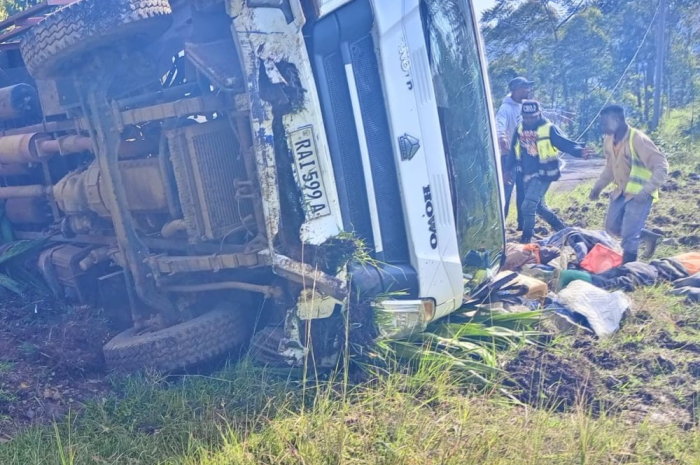 Nyamasheke: Ikamyo yari itwaye abakozi yakoze impanuka bnshi barahakomerekera