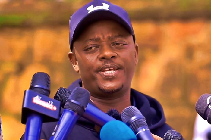 Samusure yifatiye ku gahanga abakoresheje umwana we mu biganiro bimusebya