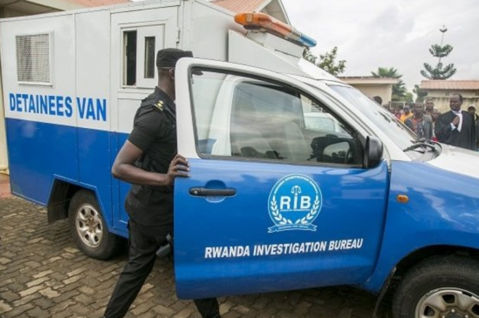 Polisi yafunze umugore uherutse kugaragara mu ruhame akubita umugabo we