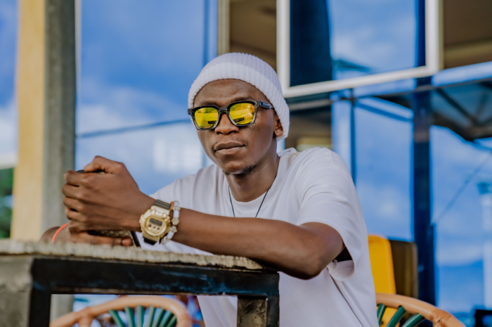 Prince Kiiiz yambukiranyije imipaka, agiye gufatanya n’ibyamamare byo muri Burundi