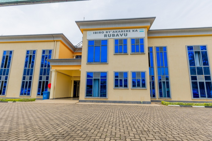 Rubavu: Noteri n’agatsiko ke batawe muri yombi bagurishije ubutaka bw’abandi